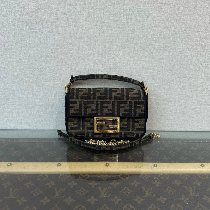 FENDI 老花金扣mini手提斜背法棍包19*11*5 98新配件塵袋-0