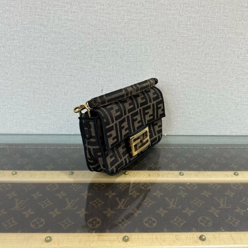 FENDI 老花金扣mini手提斜背法棍包19*11*5 98新配件塵袋-1
