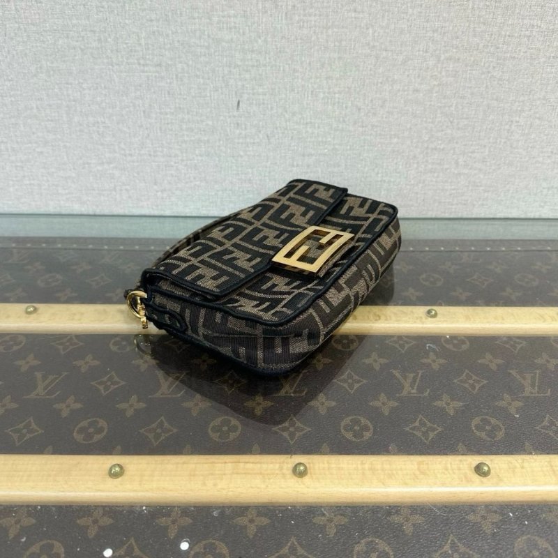 FENDI 老花金扣mini手提斜背法棍包19*11*5 98新配件塵袋-2