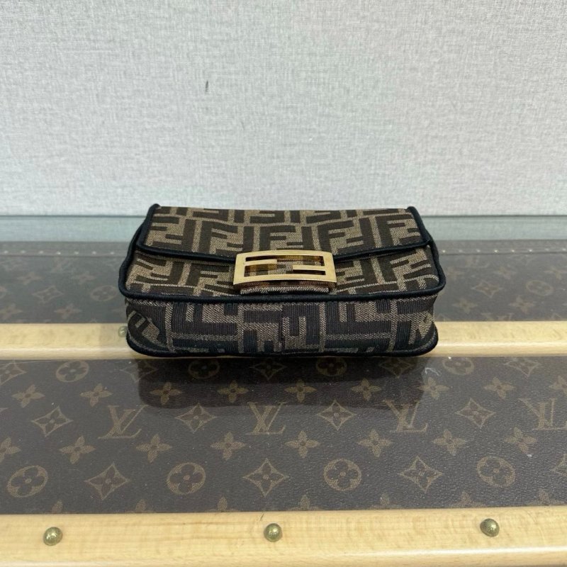 FENDI 老花金扣mini手提斜背法棍包19*11*5 98新配件塵袋-3