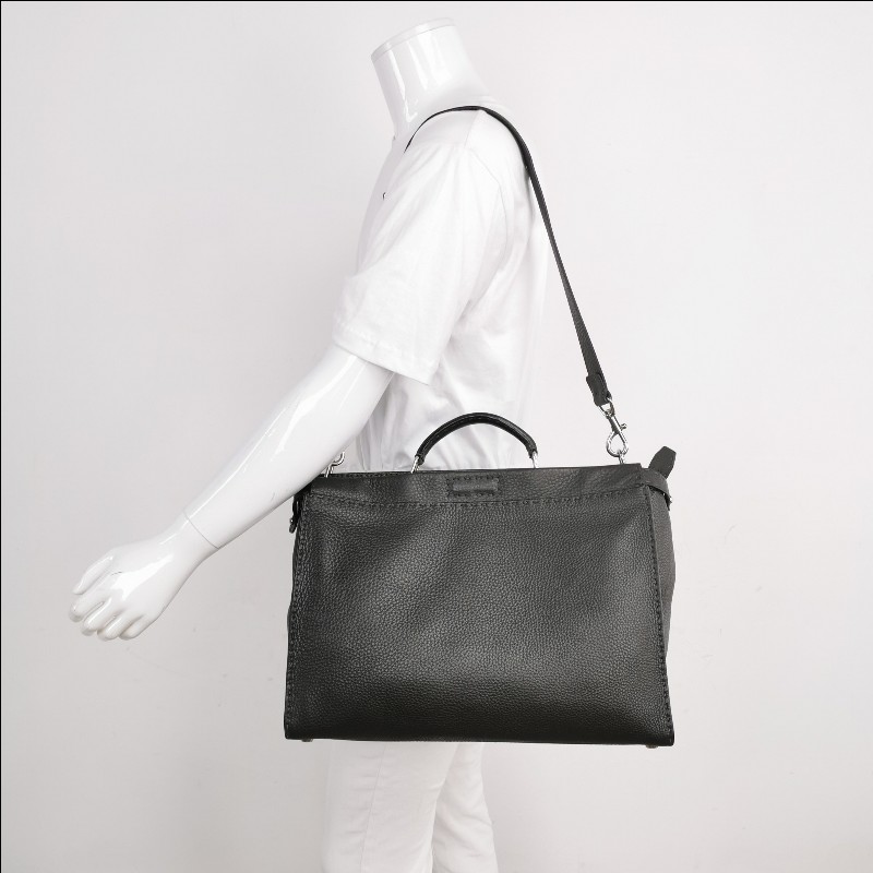 Fendi Peekaboo躲貓貓大號牛皮小惡魔圖案扭鎖單肩包。-1