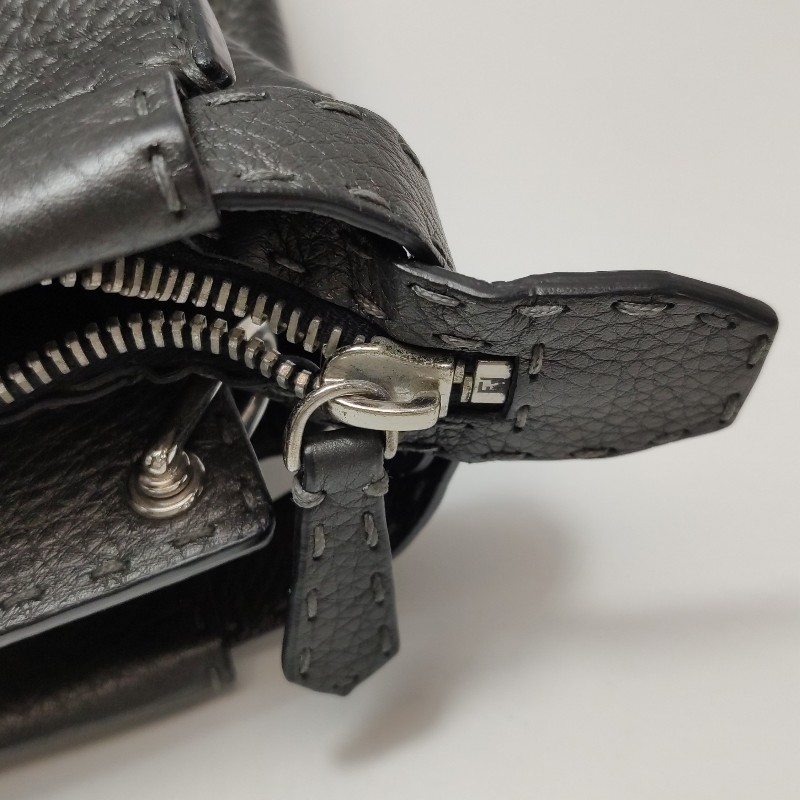 Fendi Peekaboo躲貓貓大號牛皮小惡魔圖案扭鎖單肩包。-10