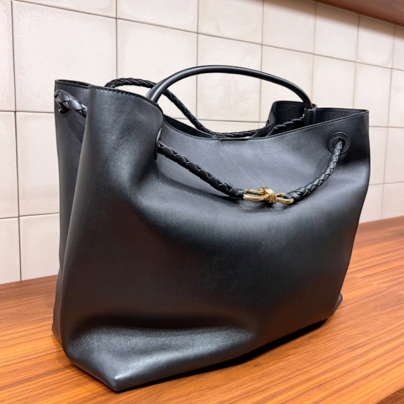 🎉新品好折扣✨Bottega Veneta 806010 大款絲緞小牛皮 Andiamo包 Black 黑色-1