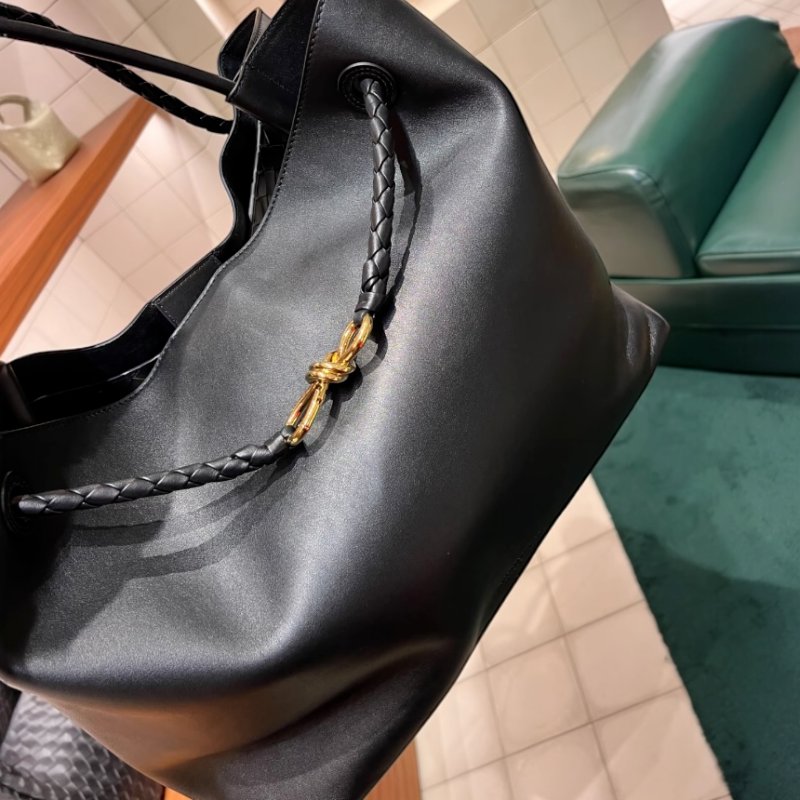 🎉新品好折扣✨Bottega Veneta 806010 大款絲緞小牛皮 Andiamo包 Black 黑色-2