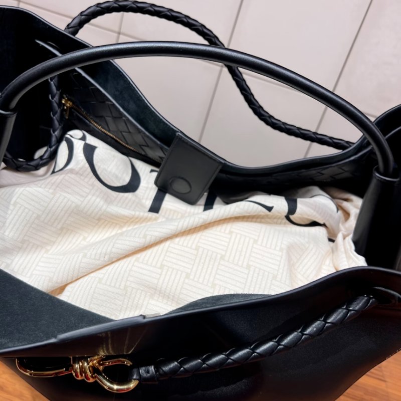 🎉新品好折扣✨Bottega Veneta 806010 大款絲緞小牛皮 Andiamo包 Black 黑色-3