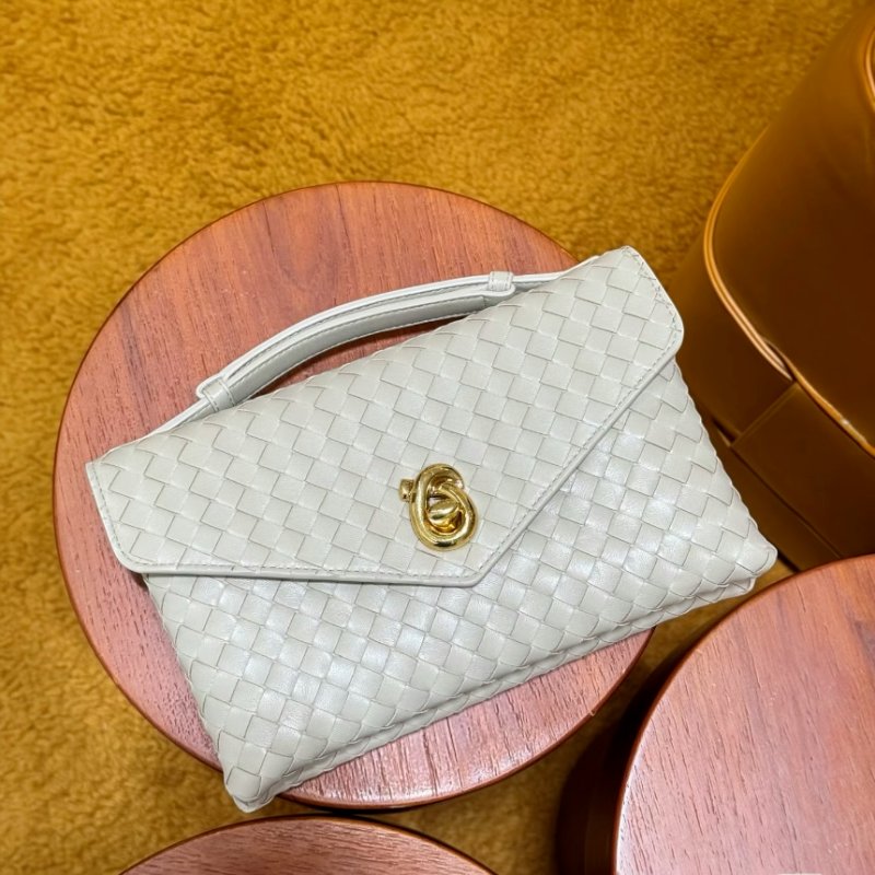 🎉新品好折扣✨Bottega veneta 817191 Knot Lock 信封手提斜背包 Sea Salt 奶油白-1