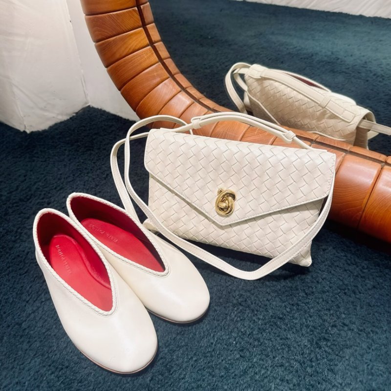 🎉新品好折扣✨Bottega veneta 817191 Knot Lock 信封手提斜背包 Sea Salt 奶油白-2