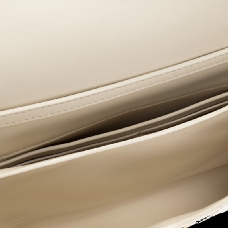 🎉新品好折扣✨Bottega veneta 817191 Knot Lock 信封手提斜背包 Sea Salt 奶油白-8