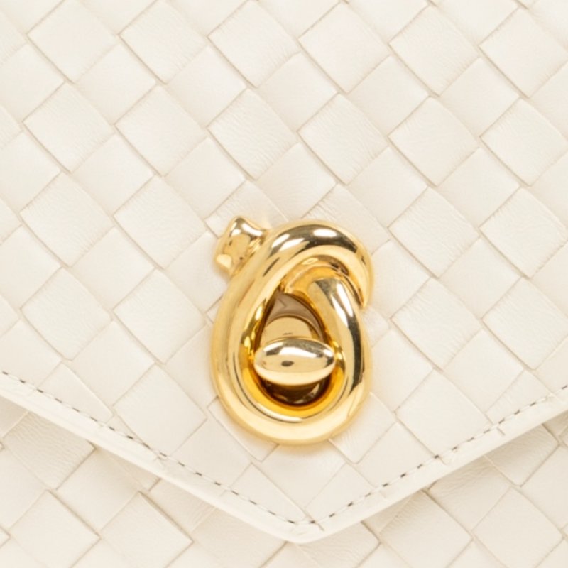 🎉新品好折扣✨Bottega veneta 817191 Knot Lock 信封手提斜背包 Sea Salt 奶油白-9