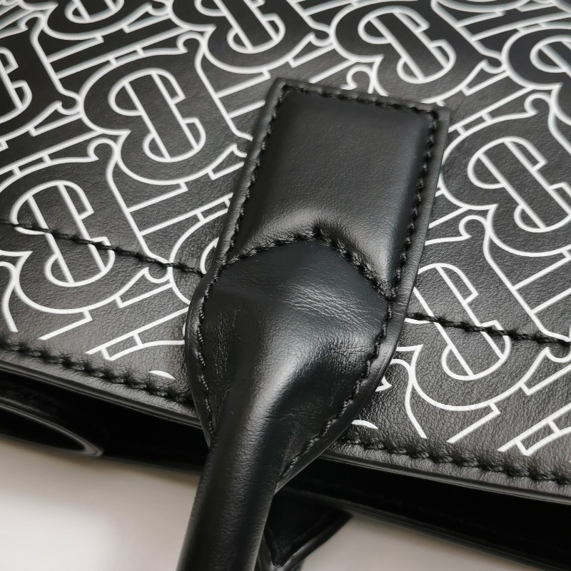 Burberry 牛皮TB標識印花斜挎包單肩包-11