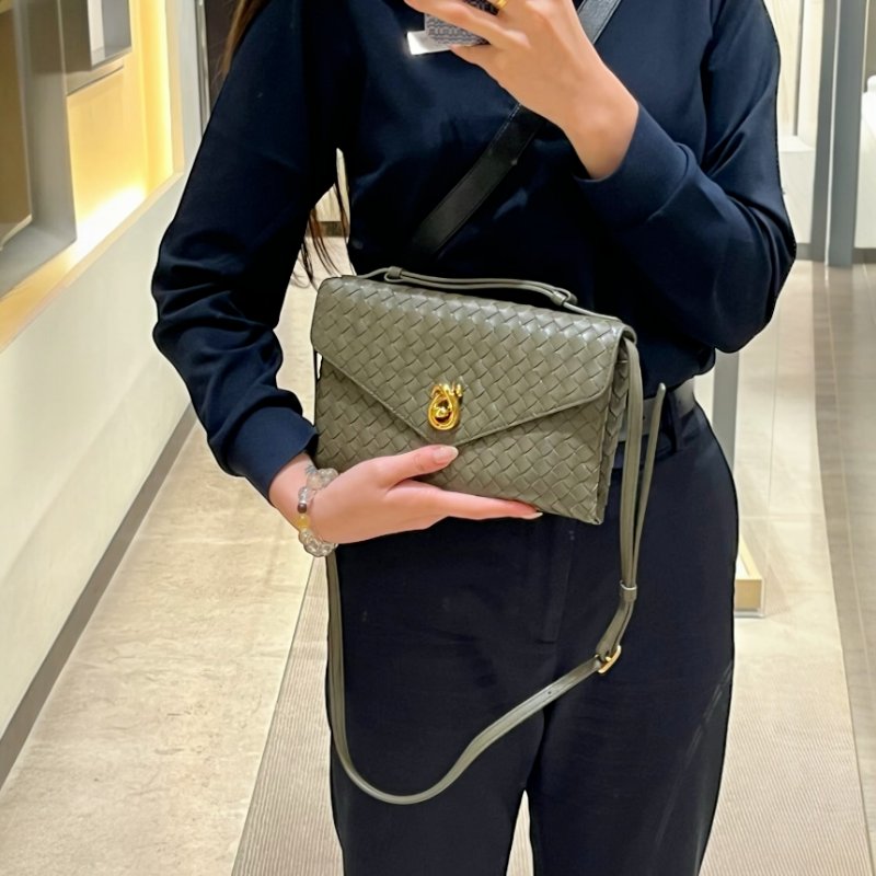 🎉新品好折扣✨Bottega veneta 817191 Knot Lock 信封手提斜背包 柏樹綠-1