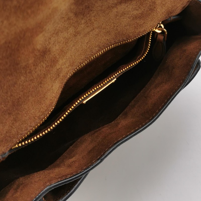 Miu Miu 牛皮羊皮純色字母Logo旋扣斜背包-6