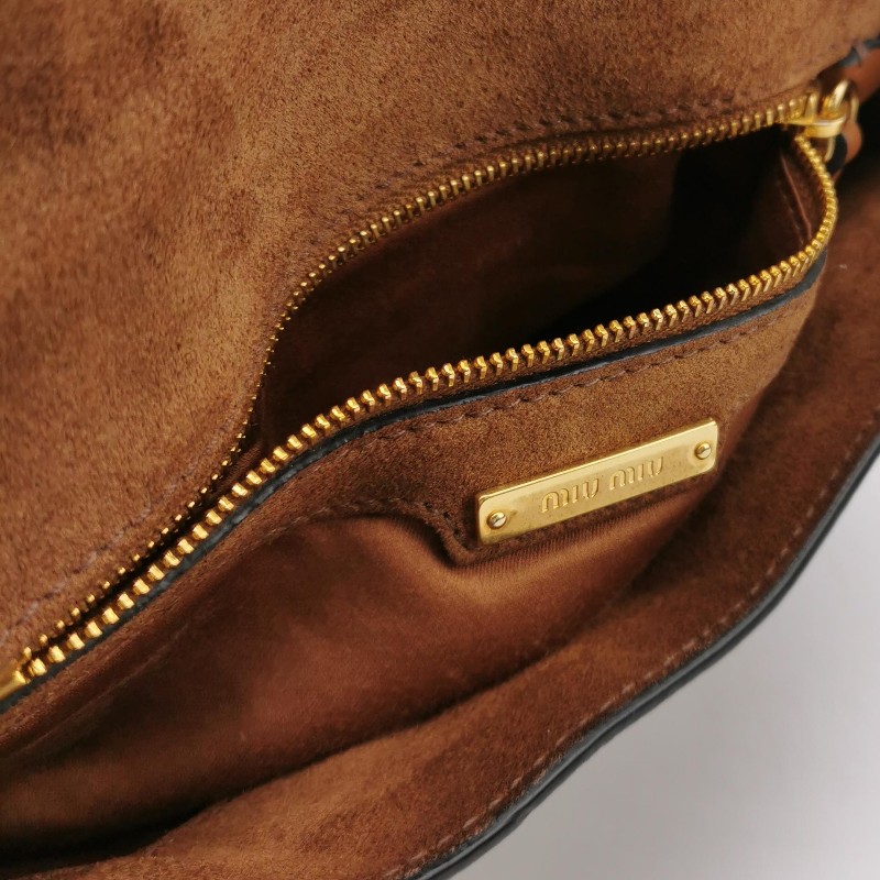 Miu Miu 牛皮羊皮純色字母Logo旋扣斜背包-7