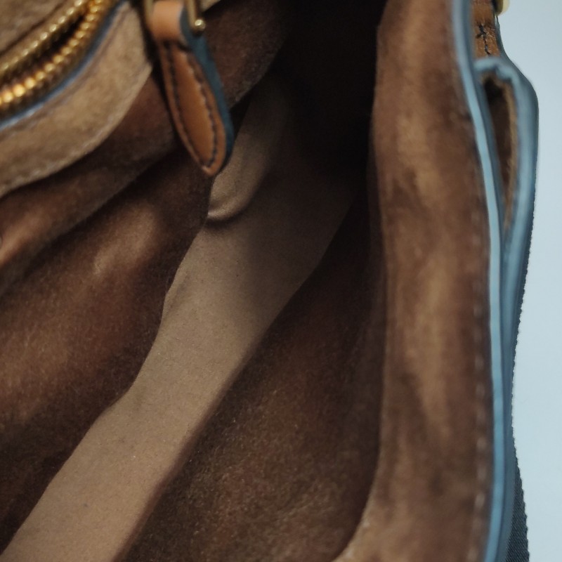 Miu Miu 牛皮羊皮純色字母Logo旋扣斜背包-9