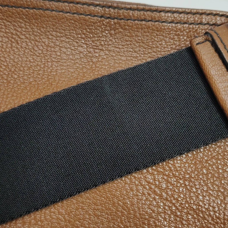 Miu Miu 牛皮羊皮純色字母Logo旋扣斜背包-10