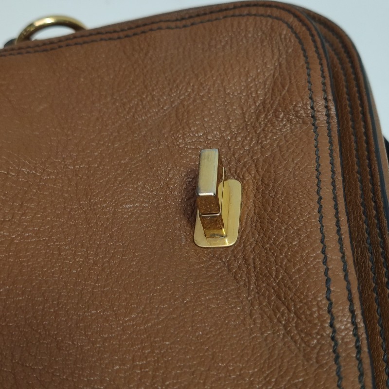 Miu Miu 牛皮羊皮純色字母Logo旋扣斜背包-12