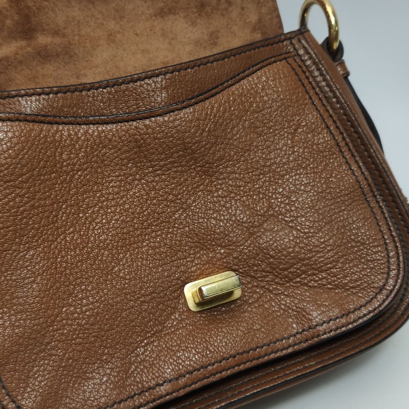 Miu Miu 牛皮羊皮純色字母Logo旋扣斜背包-15