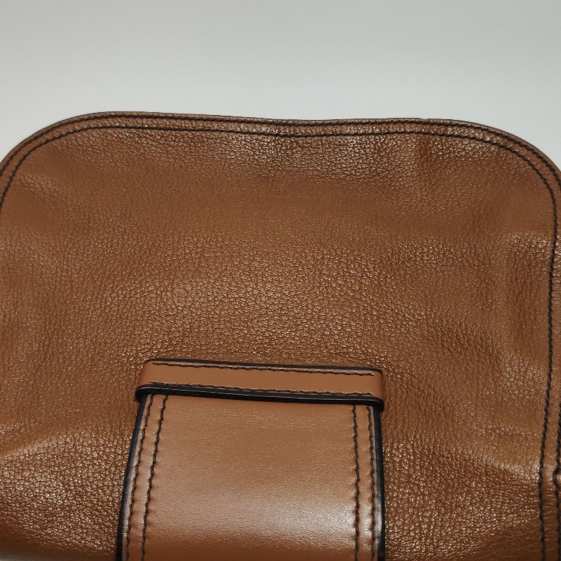 Miu Miu 牛皮羊皮純色字母Logo旋扣斜背包-16