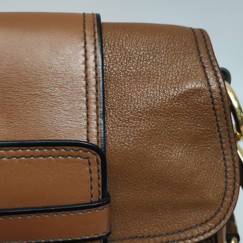 Miu Miu 牛皮羊皮純色字母Logo旋扣斜背包-18