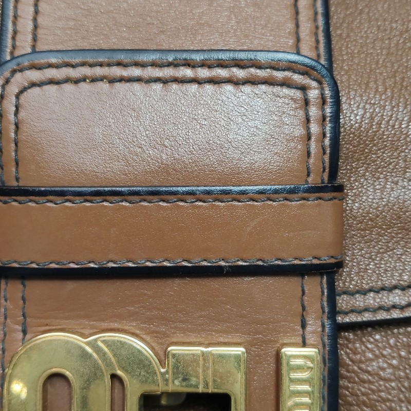 Miu Miu 牛皮羊皮純色字母Logo旋扣斜背包-20