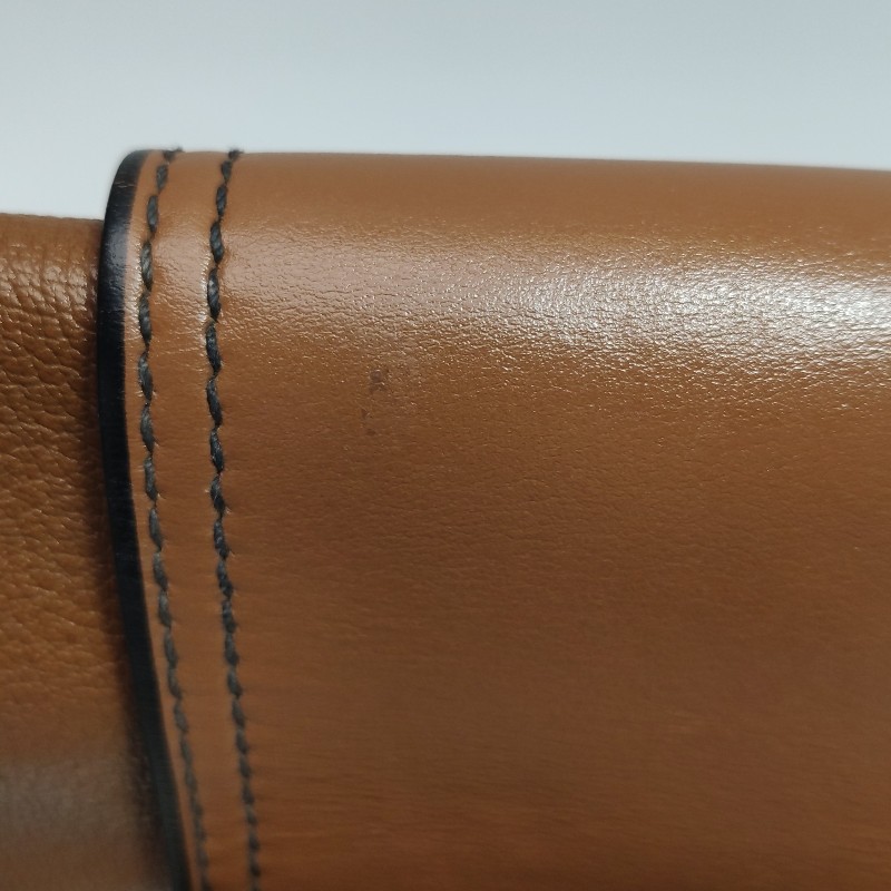 Miu Miu 牛皮羊皮純色字母Logo旋扣斜背包-21