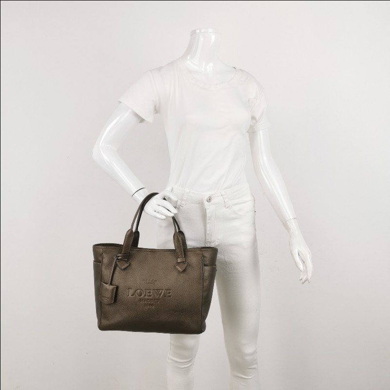 Loewe 牛皮純色字母Logo壓印手提包-1