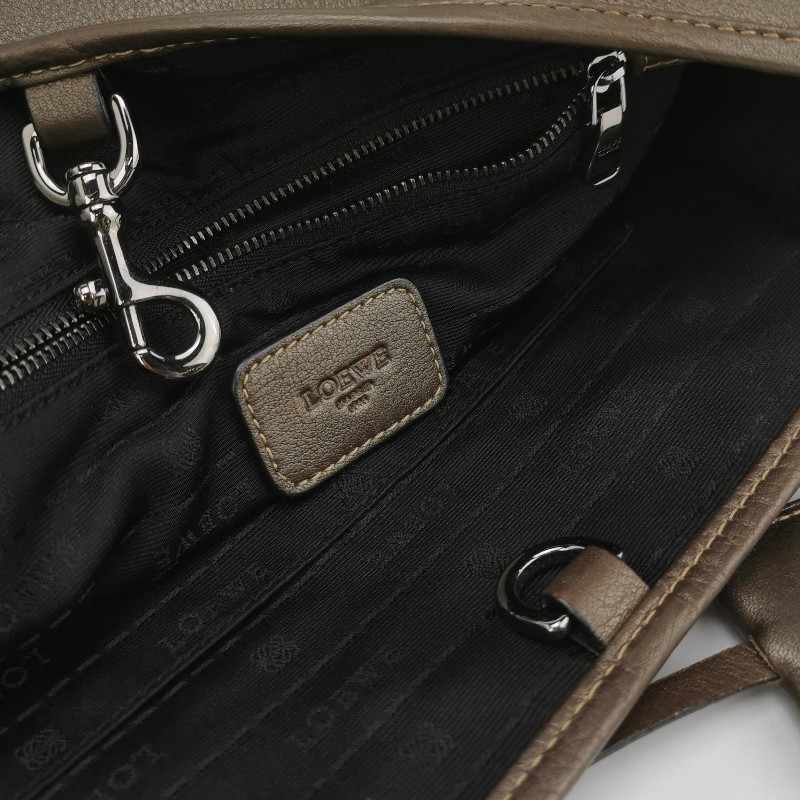 Loewe 牛皮純色字母Logo壓印手提包-7