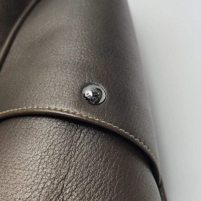 Loewe 牛皮純色字母Logo壓印手提包-11