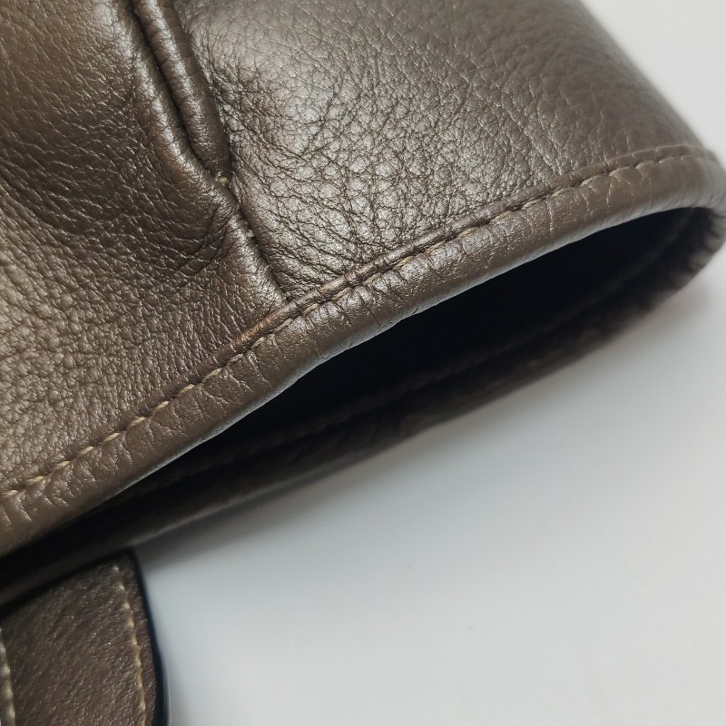 Loewe 牛皮純色字母Logo壓印手提包-12