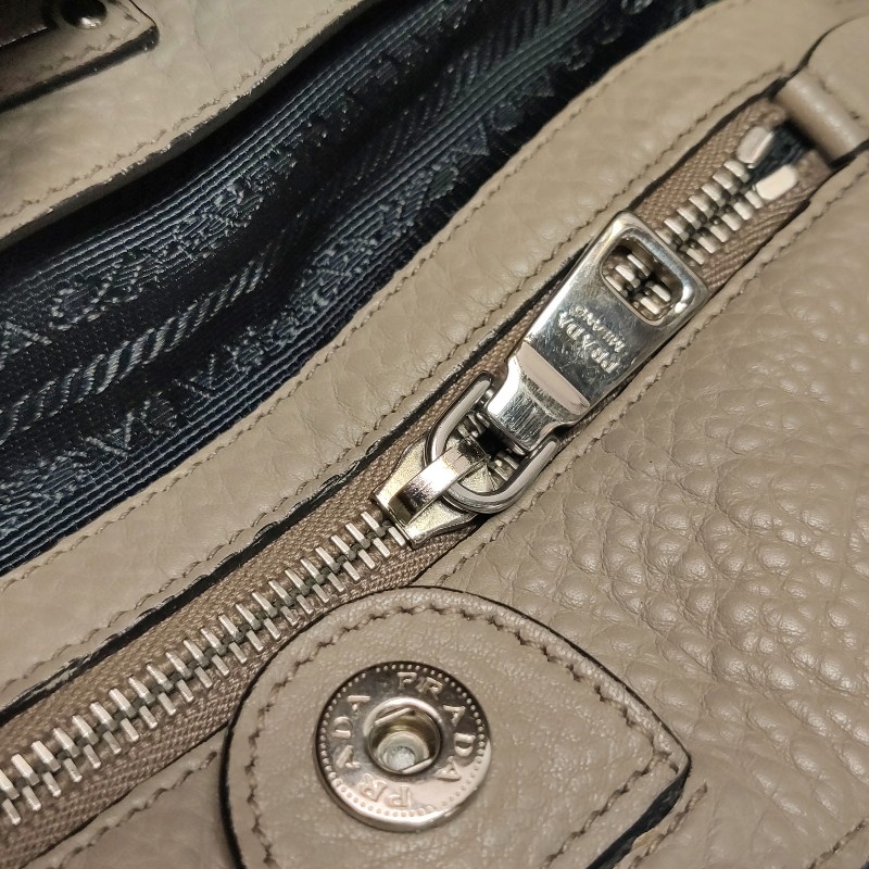 Prada 牛皮純色三角徽標肩背包手提包-9