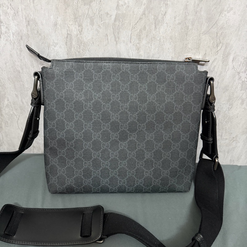 Gucci 黑色Logo側背包-1