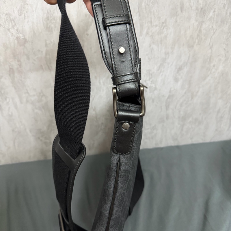 Gucci 黑色Logo側背包-2