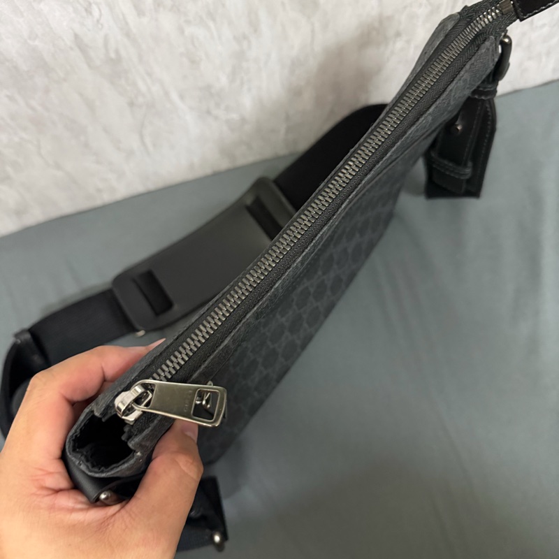 Gucci 黑色Logo側背包-6