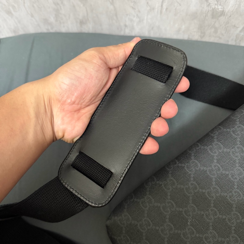 Gucci 黑色Logo側背包-8