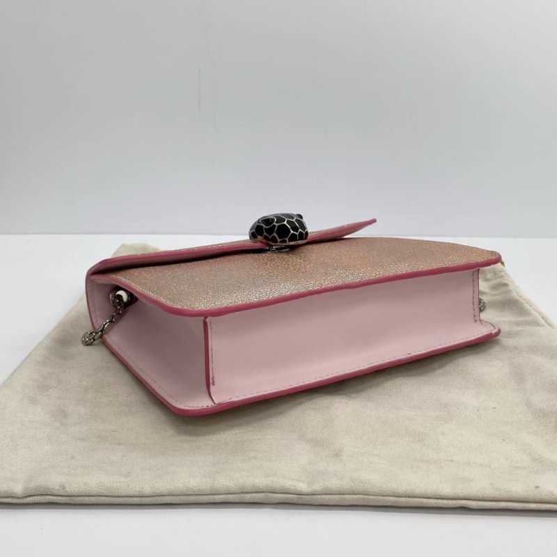 BVLGARI 粉色珍珠魚皮蛇頭斜背鏈條包 20*15*4 99新配件盒子塵袋鏡子-4