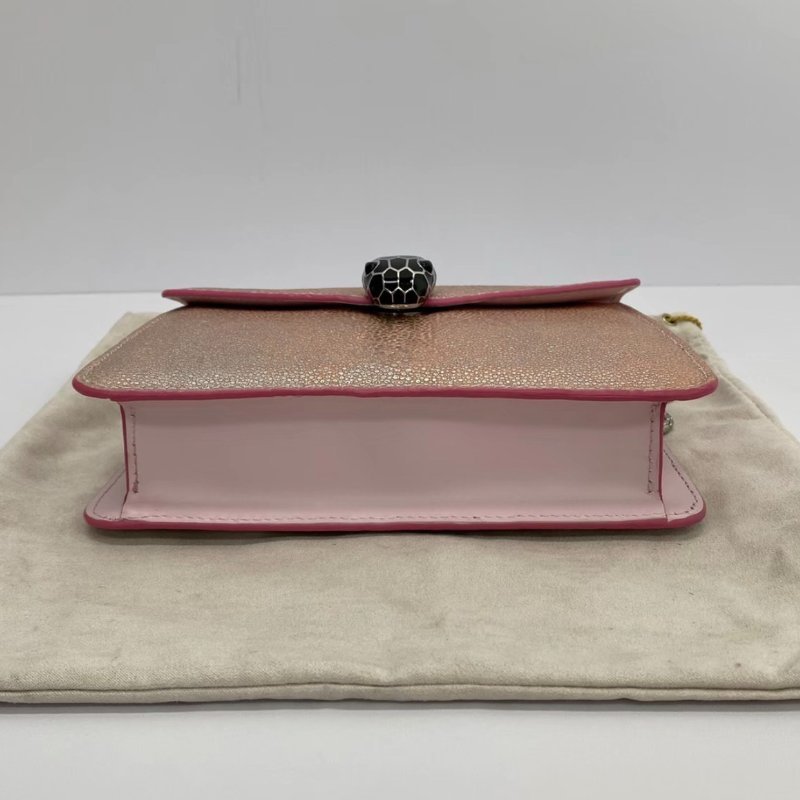 BVLGARI 粉色珍珠魚皮蛇頭斜背鏈條包 20*15*4 99新配件盒子塵袋鏡子-5