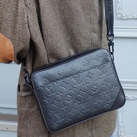 99新🈶購證😍Lv黑色壓紋trio三合一斜挎單肩包