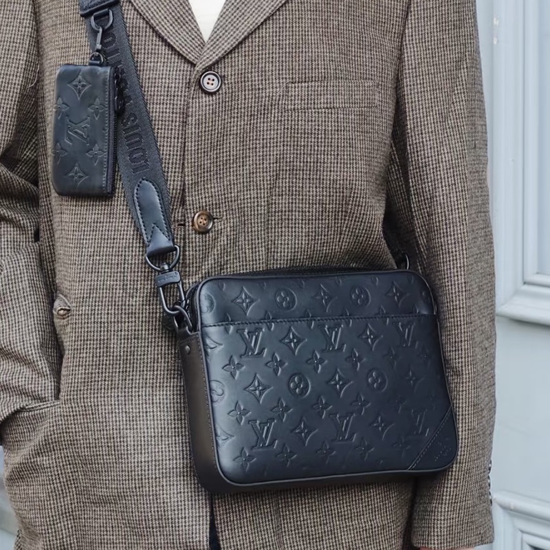 99新🈶購證😍Lv黑色壓紋trio三合一斜挎單肩包-1