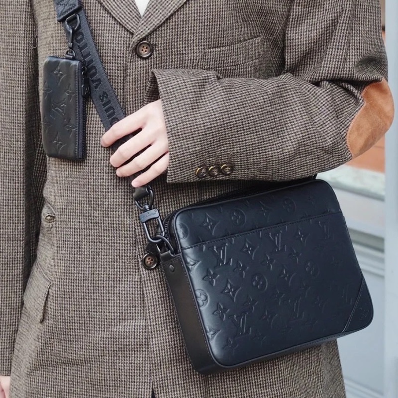 99新🈶購證😍Lv黑色壓紋trio三合一斜挎單肩包-2