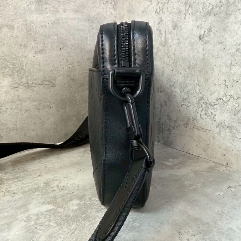 99新🈶購證😍Lv黑色壓紋trio三合一斜挎單肩包-8