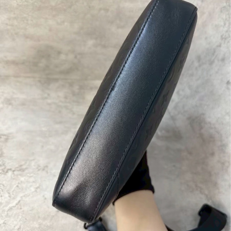 99新🈶購證😍Lv黑色壓紋trio三合一斜挎單肩包-9