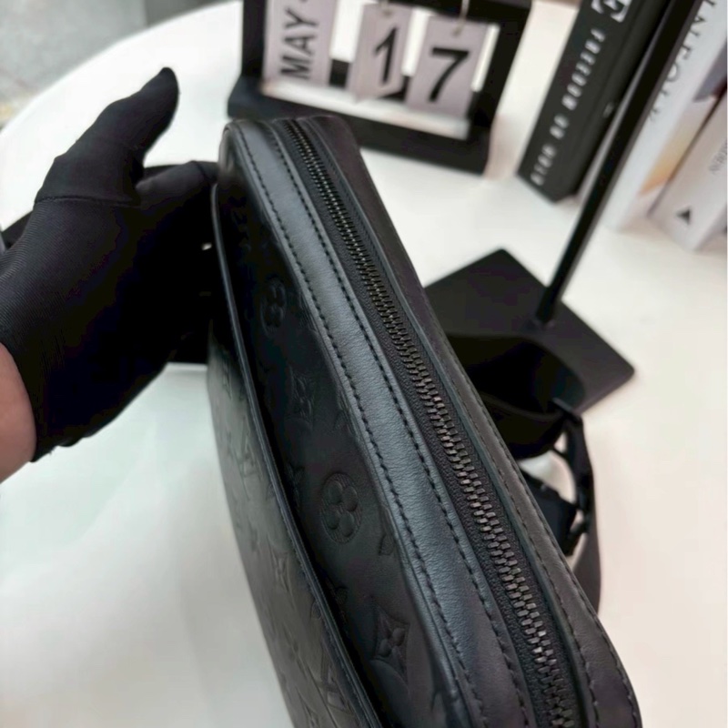 99新🈶購證😍Lv黑色壓紋trio三合一斜挎單肩包-10