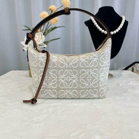 Loewe Cubi 白色飯盒包 小號 99新 20*16*11 配件塵袋