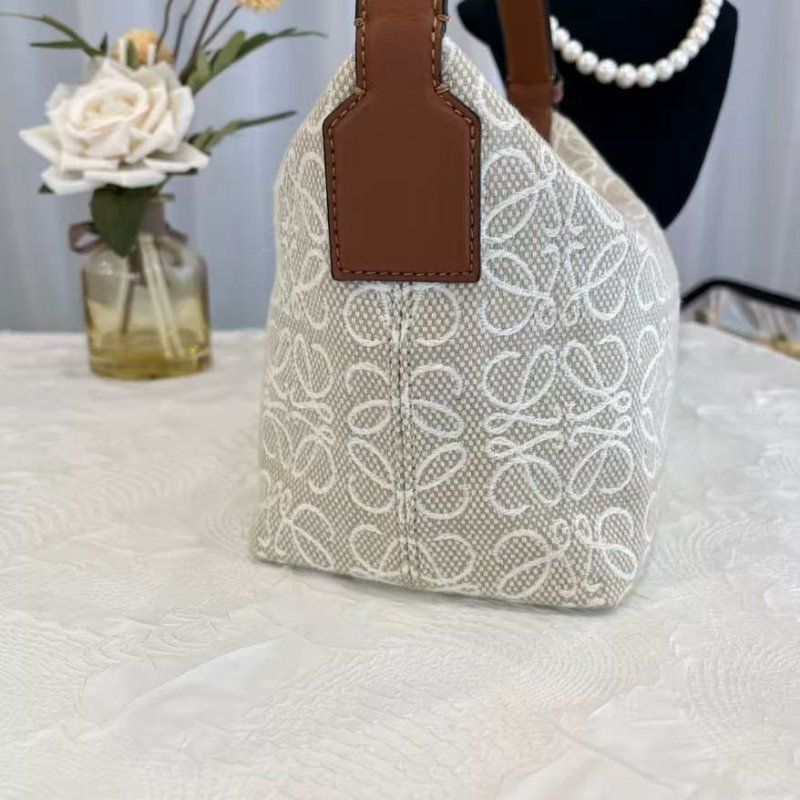 Loewe Cubi 白色飯盒包 小號 99新 20*16*11 配件塵袋-3