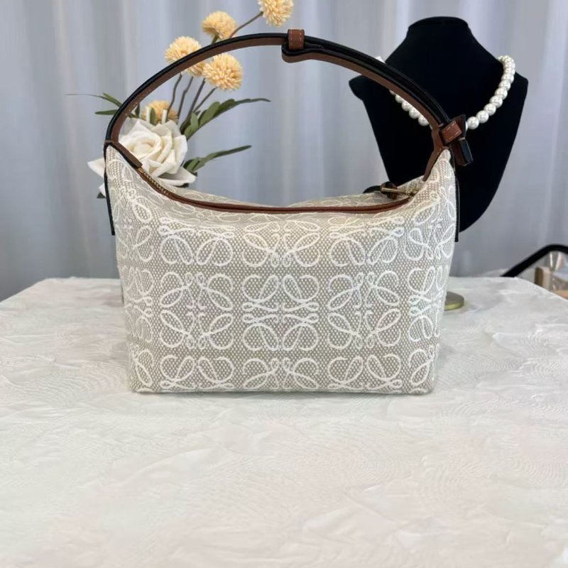 Loewe Cubi 白色飯盒包 小號 99新 20*16*11 配件塵袋-7