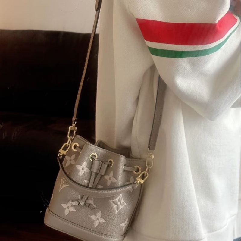 Louis Vuitton LV 路易威登 M46291 NANO NOÉ皮革壓紋迷你水桶包(灰/奶油色)-4