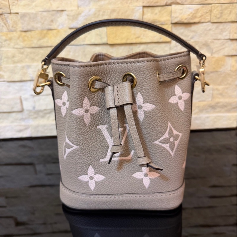 Louis Vuitton LV 路易威登 M46291 NANO NOÉ皮革壓紋迷你水桶包(灰/奶油色)-6