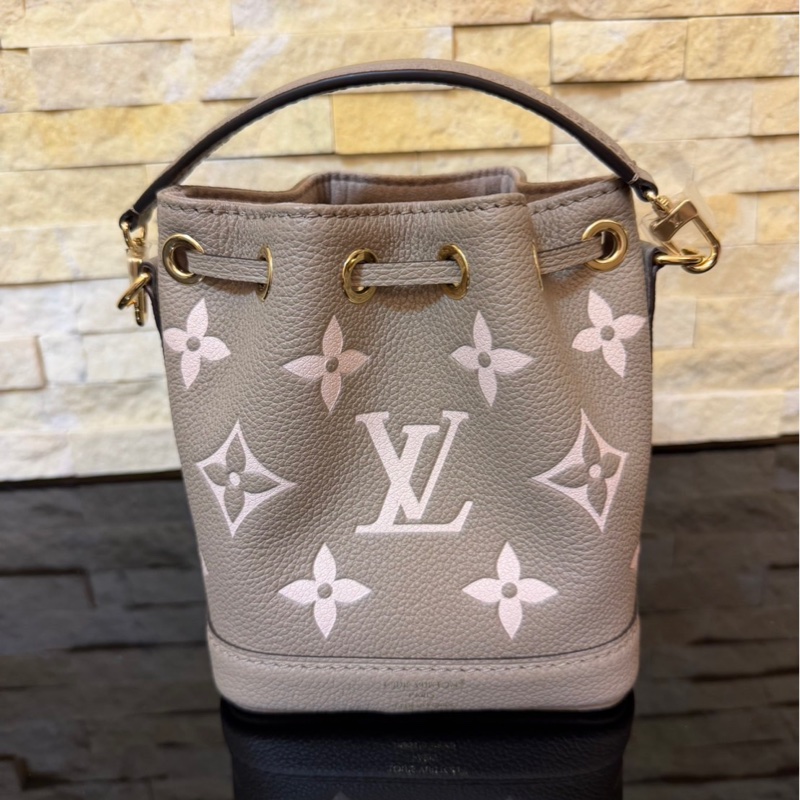Louis Vuitton LV 路易威登 M46291 NANO NOÉ皮革壓紋迷你水桶包(灰/奶油色)-7