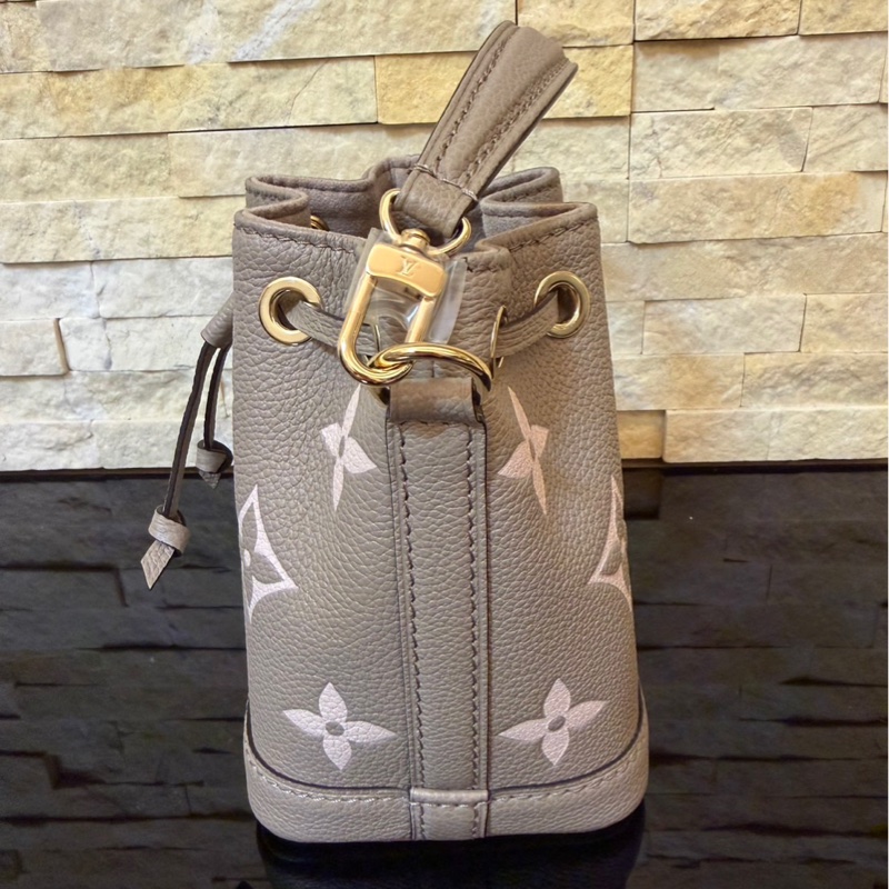 Louis Vuitton LV 路易威登 M46291 NANO NOÉ皮革壓紋迷你水桶包(灰/奶油色)-8