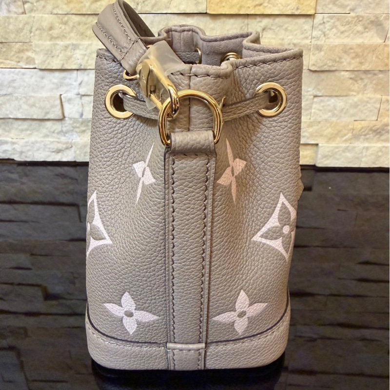 Louis Vuitton LV 路易威登 M46291 NANO NOÉ皮革壓紋迷你水桶包(灰/奶油色)-9